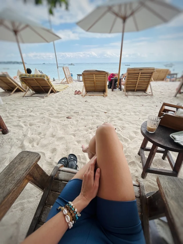 Nekad ti život pokloni nešto što nisi tražio, ali ti duša odmah prepozna da si baš to tražio! Tako sam ja otkrila Nusa Lembongan - malo ostrvo smešteno svega 30-ak minuta vožnje brodom od Balija. More tirkizno, plaže gotovo netaknute, nema gužve i haosa, domaćini ljubazni, hrana preukusna... 

Ovde smeštaj sa bazenom, na 100 m od plaže košta 6 eura a duplo manje od toga košta jedan prvoklasni obrok u restoranu!

#nusalembongan #indonesia #tropicalisland #tropicalparadise #paradise