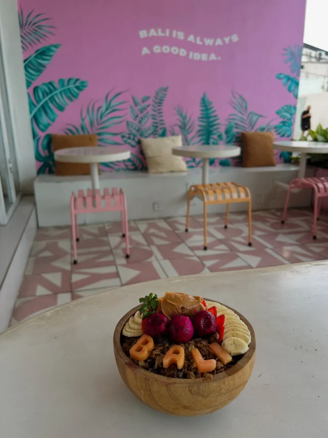 Na Baliju ima oko 30.000 restorana. Ako svake godine dođem ovde na po 40ak dana i jedem dva puta dnevno u različitom restoranu, trebaće mi 365 godina da isprobam svaki 🤪 Lepo ja kazem da nije dovoljno ni tri zivota da se sve to doživi 🙄 Elem, hrana je ovde 2-5 puta povoljnija nego kod nas a kvalitet neuporediv! Većina namirnica (čak i po restoranima) je organskog porekla!

#bali #visitbali #foodporn