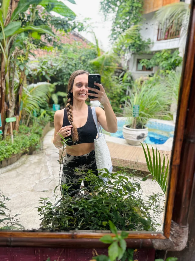 Svi me ovih dana pitaju – “Jel prevruće na Baliju?” Odgovor je: Ne, uopšte! Bali ima tropsku klimu, ali je trenutno pod uticajem jugozapadne monsunske struje, što znači da je sada suva sezona koja traje od juna do oktobra. Dakle, nema kiše, nema vlage, temperature su idealne: oko 27°C tokom dana. Možete ceo dan provoditi napolju bez umora a AC u smeštaju uopšte nije ni potreban! Leto na Baliju je prijatno, osvežavajuće i savršeno za istraživanje, uživanje u hrani, upoznavanje sa lokalcima, surfovanje, jogu, sviranje instrumenta, online posao ili ležanje pod palmom sa kokosom u ruci 🤪😎

#bali #visitbali #foodporn #paradise #summer